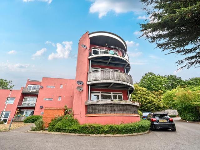 Flat for sale in Hainault, Greater London
