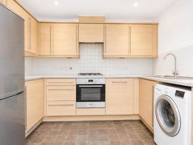 Flat for sale in Elstree and Borehamwood, Borehamwood