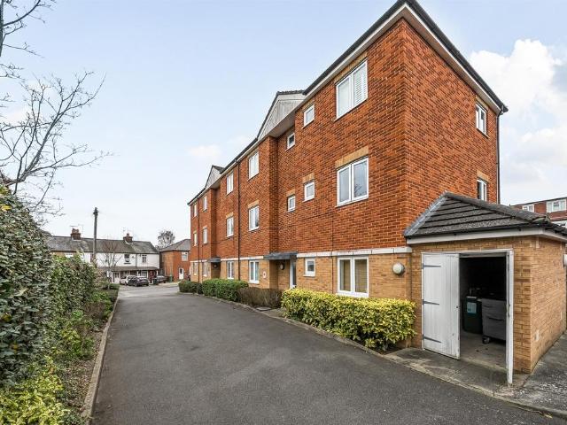 Flat for sale in St Albans, Five Acres