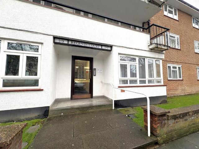 Flat for sale in Little Stanmore, Greater London