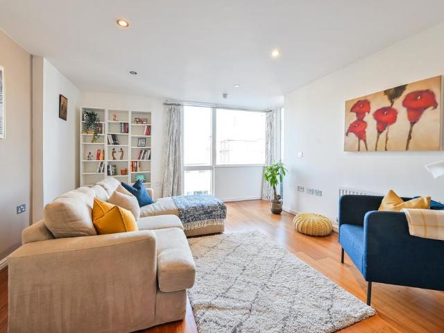 Flat for sale in Walworth, Greater London