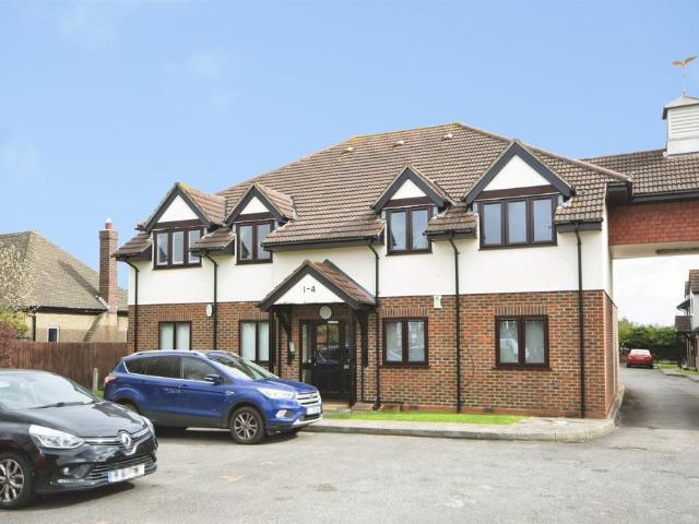 Flat for sale in Gidea Park, Greater London