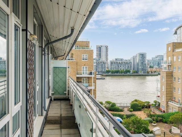 Flat for sale in Isle Of Dogs, Greater London