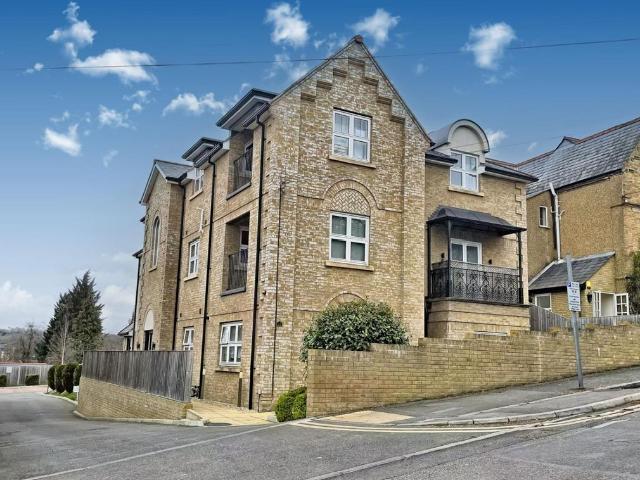 Flat for sale in Totteridge, Cressex