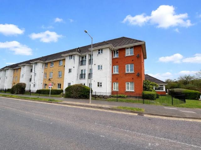 Flat for sale in South Ockendon, Essex