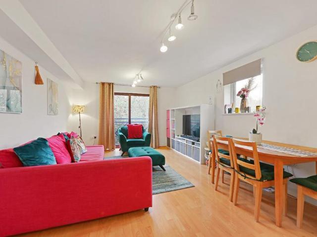 Flat for sale in South Ockendon, Essex