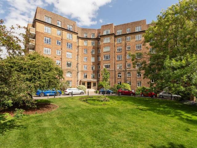 Flat for sale in Brunswick