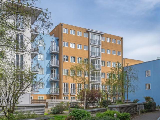 Flat for sale in London Borough of Croydon, Waddon