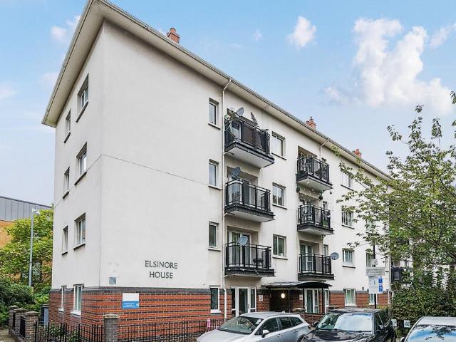 Flat for sale in Camberwell, Greater London