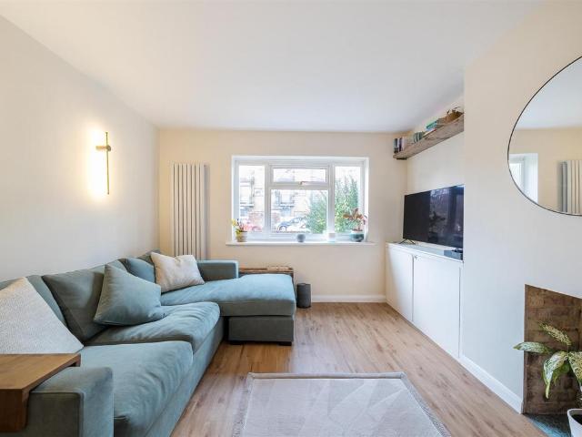 Flat for sale in Brondesbury, Greater London