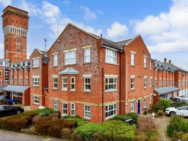 Flat for sale in The Bridge, Kent