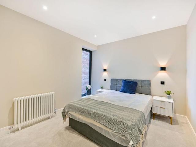 Flat for sale in London Borough of Merton, Merton Park