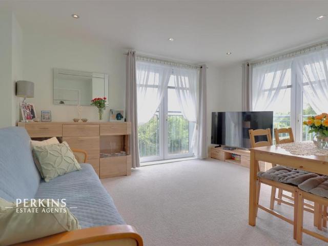 Flat for sale in Yeading, Greater London