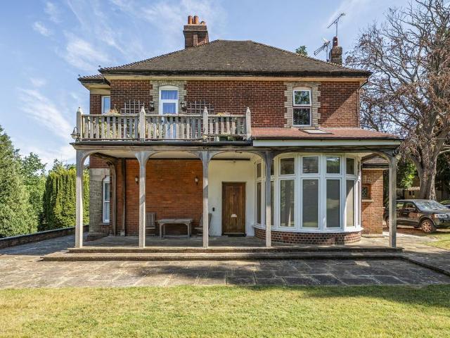 Flat for sale in Caterham on the Hill, Hillview
