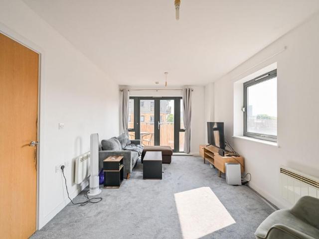 Flat for sale in Old Ford, Bow