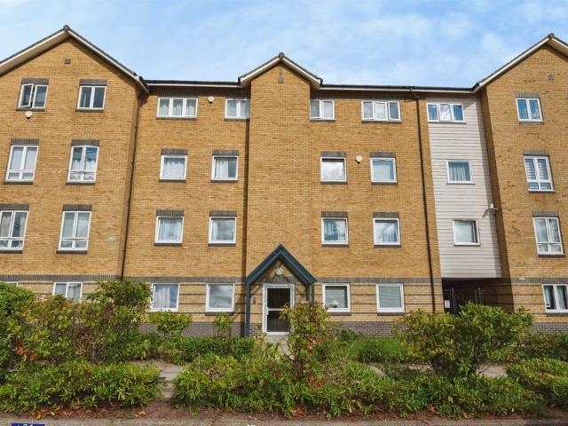 Flat for sale in Grays, Essex