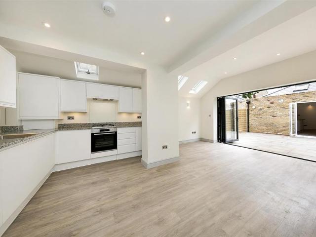 Flat for sale in London Borough of Hounslow, Greater London