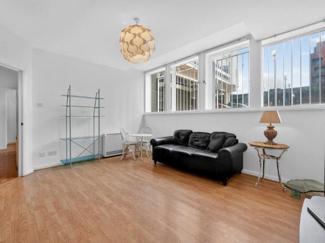 Flat for sale in Elephant and Castle, Greater London