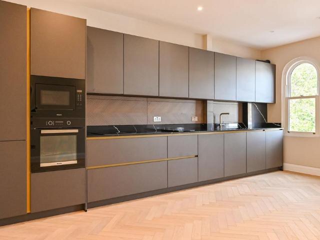 Flat for sale in Strand-on-the-Green, Greater London