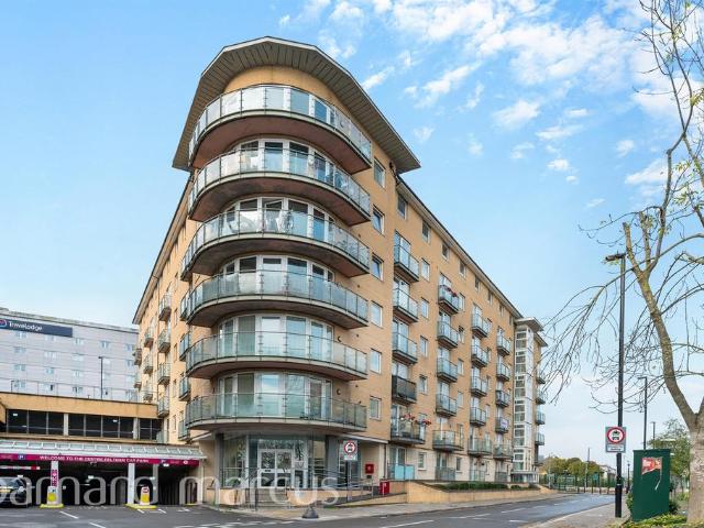 Flat for sale in London Borough of Hounslow, Feltham