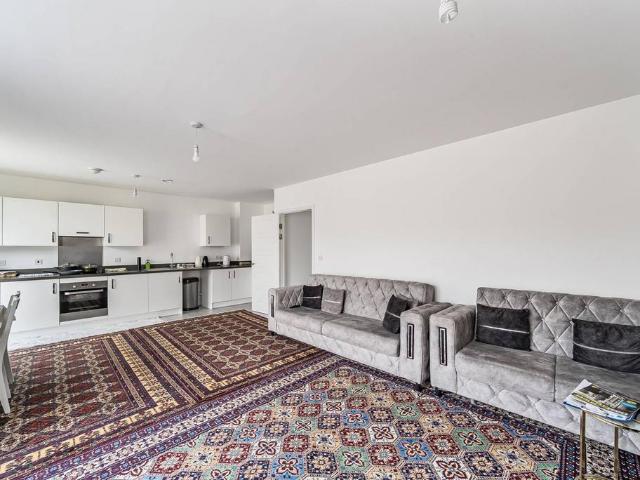 Flat for sale in Mill Hill, Greater London