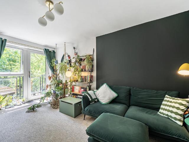 Flat for sale in Isle Of Dogs, Greater London