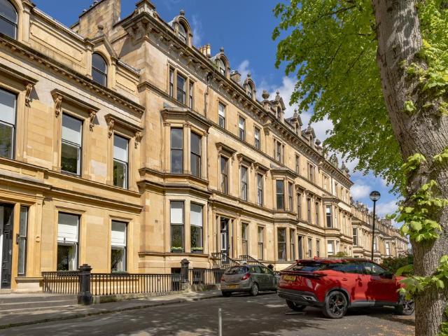 Flat for sale in Dowanhill, Scotland