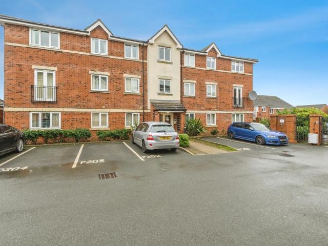 Flat for sale in Lindley, West Yorkshire
