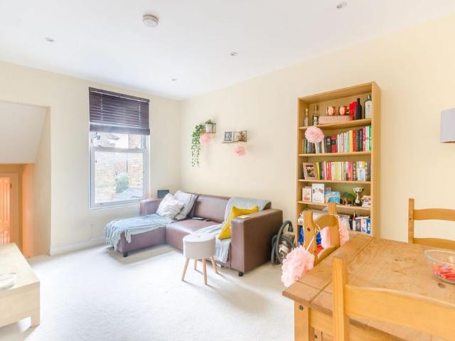 Flat for sale in Clapham, Greater London