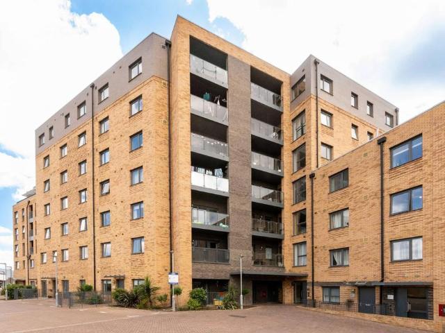 Flat for sale in New Malden, Greater London