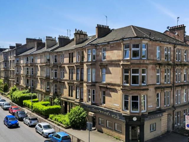 Flat for sale in Hillhead, Scotland