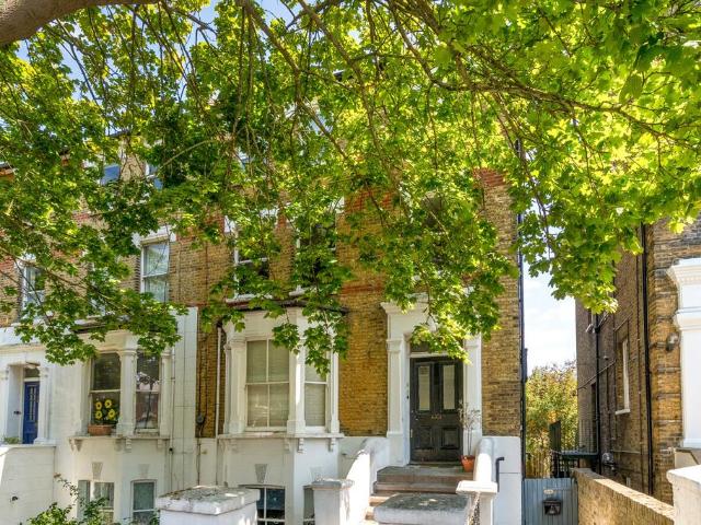 Flat for sale in Tulse Hill, Greater London