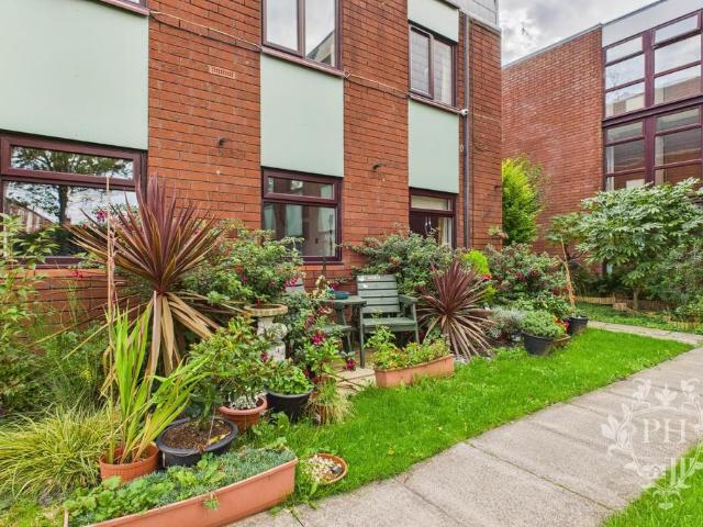 Flat for sale in Grove Hill, Normanby