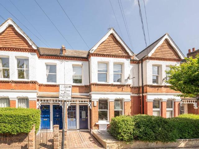 Flat for sale in Balham, Greater London