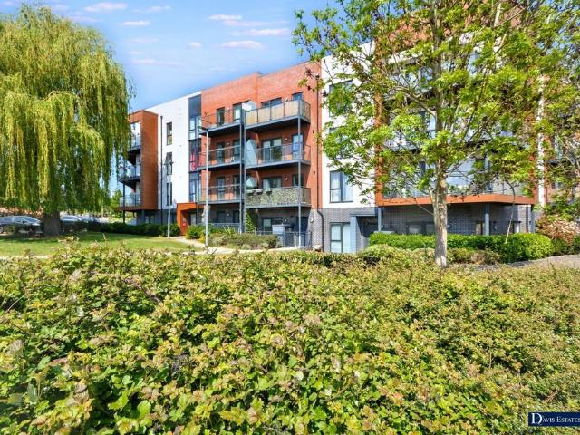 Flat for sale in Harold Wood, Greater London