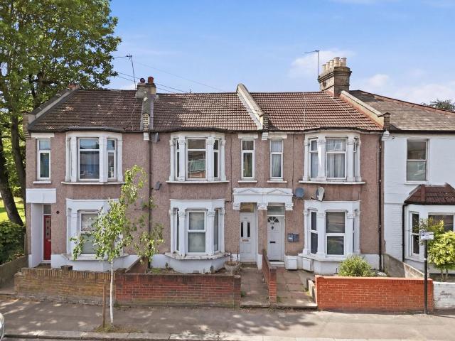 Flat for sale in Upper Walthamstow, Leyton