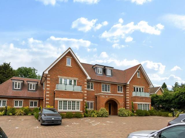 Flat for sale in Beaconsfield, Knotty Green