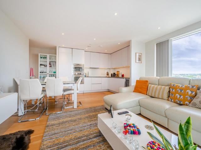 Flat for sale in Whetstone, Oakleigh Park