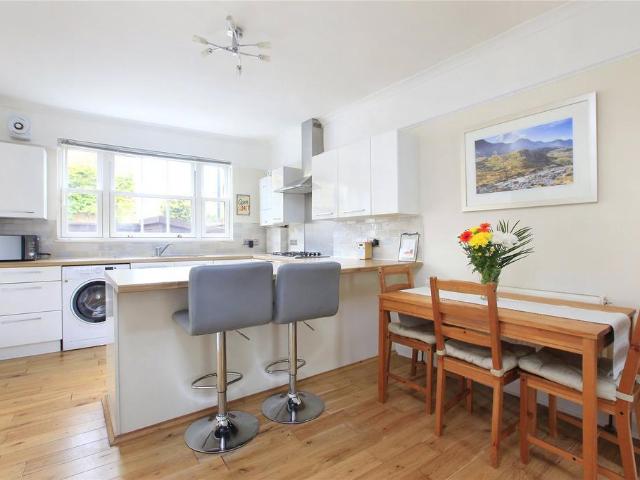 Flat for sale in Stockwell, Greater London