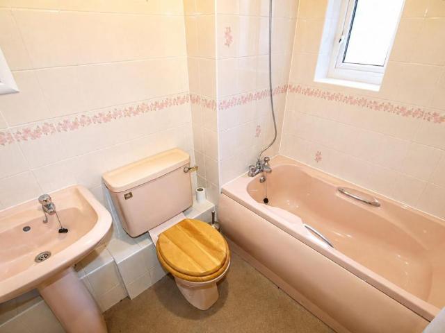 Flat for sale in Dale Hill, Essex