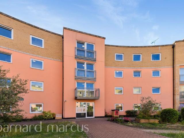 Flat for sale in London Borough of Hounslow, Greater London