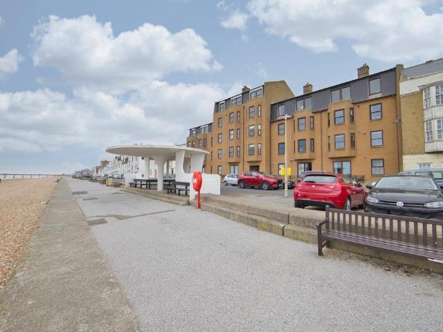 Flat for sale in Middle Deal, Ash