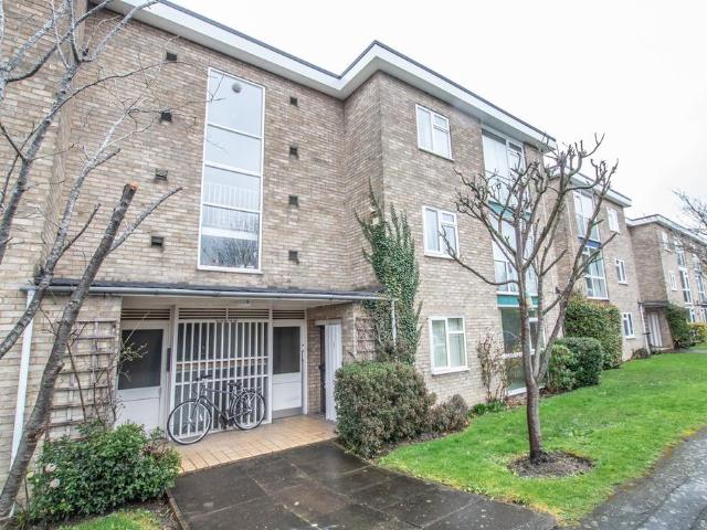 Flat for sale in Arbury, Cambridgeshire