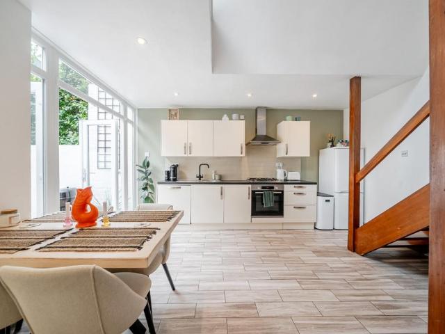 Flat for sale in Fulham, Greater London