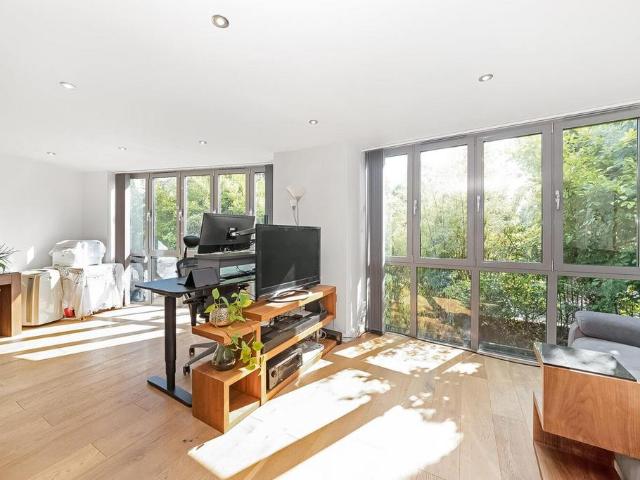 Flat for sale in East Dulwich, Greater London