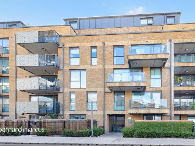 Flat for sale in Browning Estate, Greater London