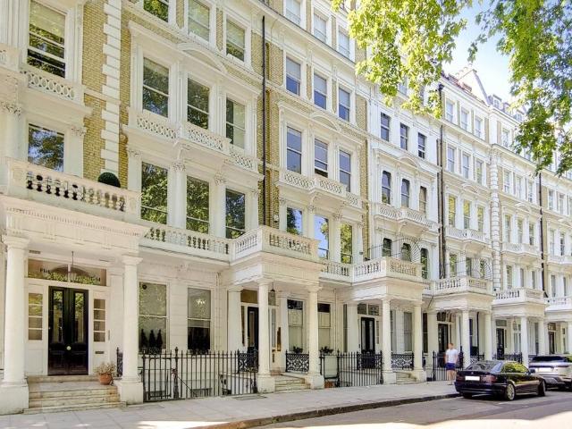 Flat for sale in South Kensington, Greater London