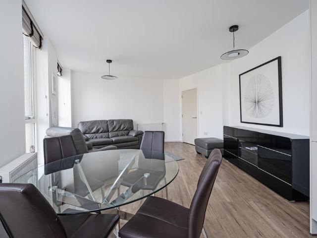 Flat for sale in Bromley-by-Bow, Mile End