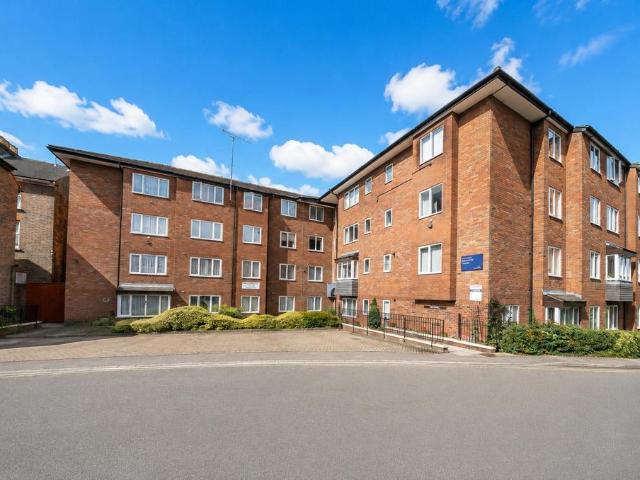 Flat for sale in Dunstable, Bedfordshire