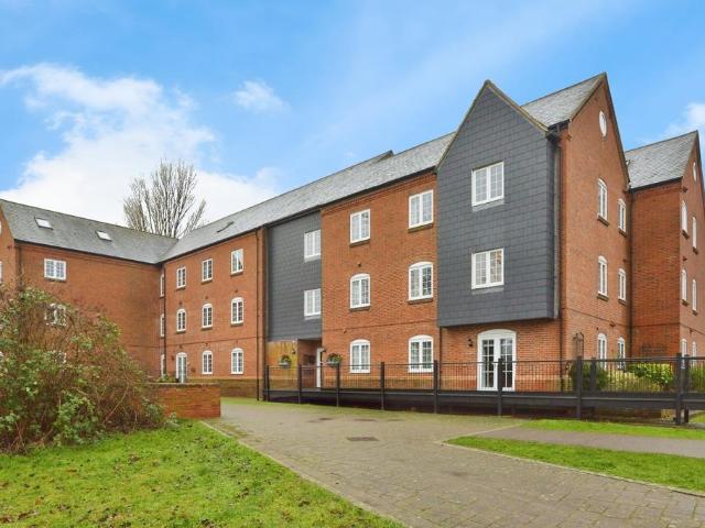 Flat for sale in Calverton End, Milton Keynes